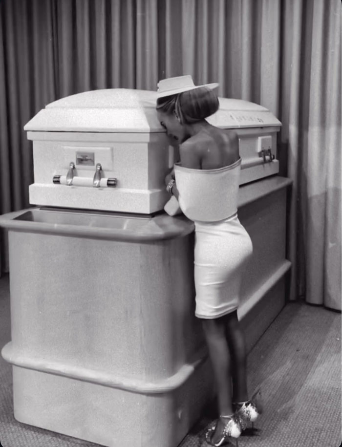 Influencer Faces Massive Backlash After Posting Pics With The Coffin At Bullied Daughter’s Funeral