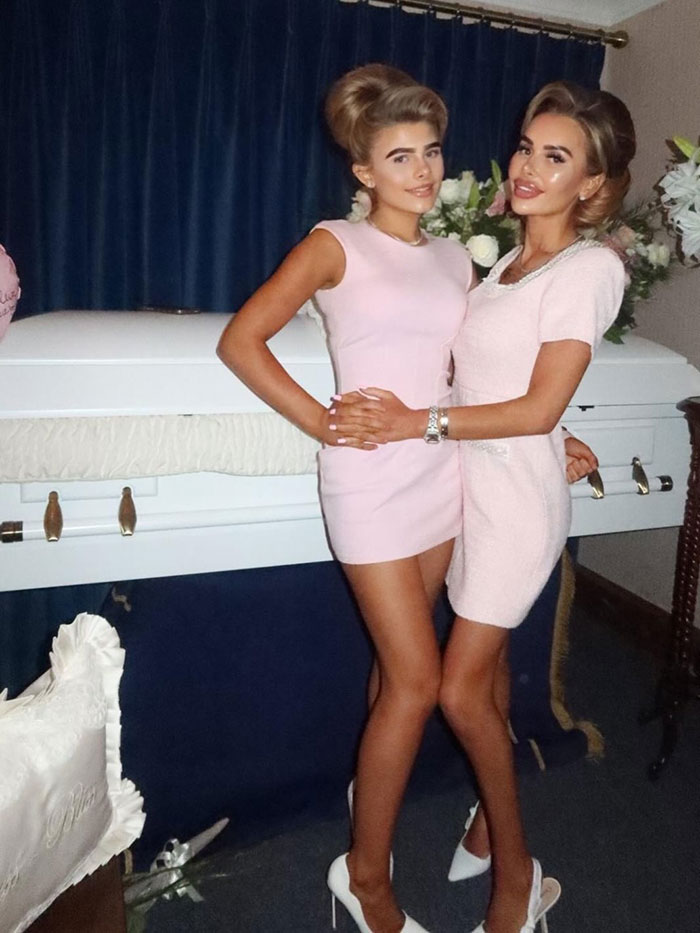 Influencer Faces Massive Backlash After Posting Pics With The Coffin At Bullied Daughter’s Funeral