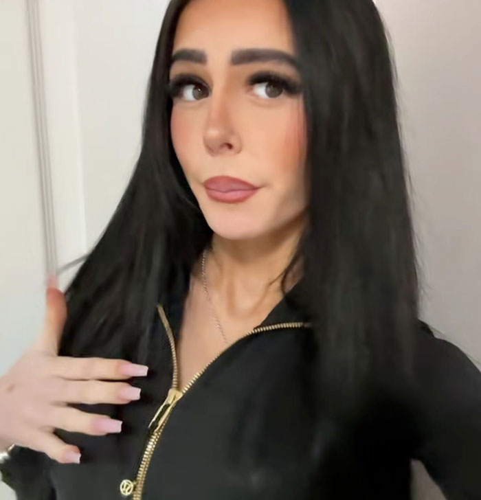 Influencer Faces Massive Backlash After Posting Pics With The Coffin At Bullied Daughter’s Funeral