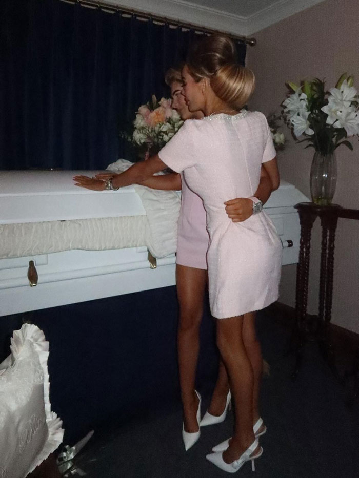 Influencer Faces Massive Backlash After Posting Pics With The Coffin At Bullied Daughter’s Funeral
