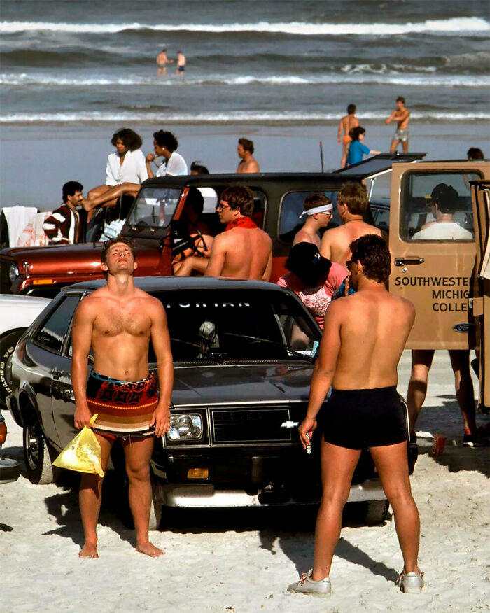 55 Nostalgic Pics Of Young People Having The Absolute Time Of Their Lives During Spring Break