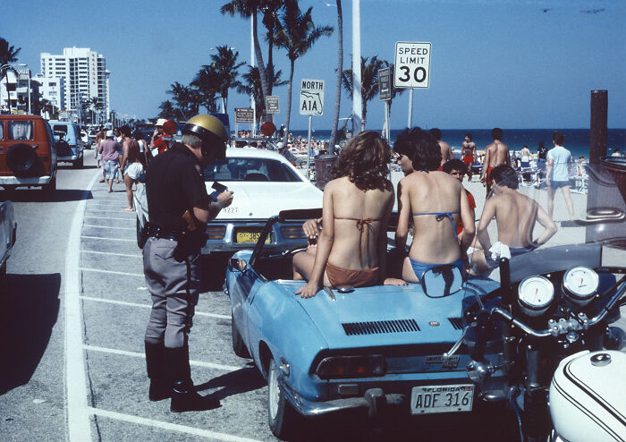 55 Nostalgic Pics Of Young People Having The Absolute Time Of Their Lives During Spring Break