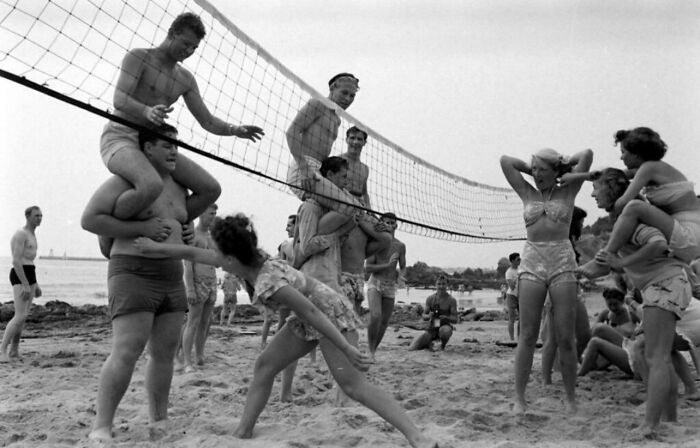 55 Nostalgic Pics Of Young People Having The Absolute Time Of Their Lives During Spring Break
