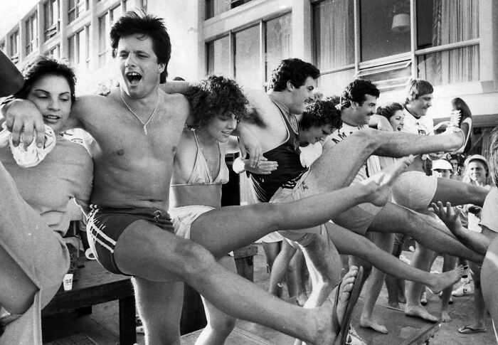 55 Nostalgic Pics Of Young People Having The Absolute Time Of Their Lives During Spring Break