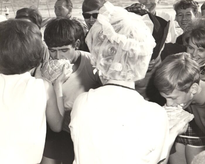 55 Nostalgic Pics Of Young People Having The Absolute Time Of Their Lives During Spring Break