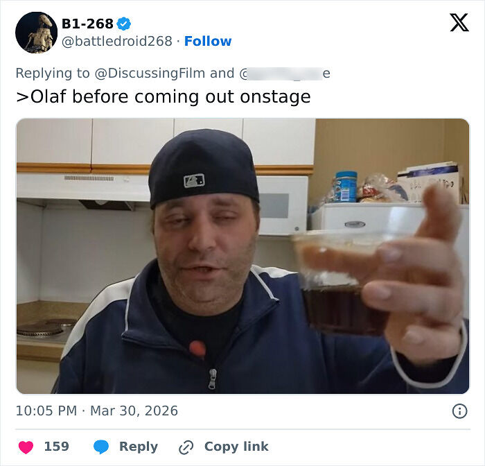 Disney’s Animatronic Olaf Suddenly Collapsed In Front Of Fans, The Internet Reacted In Hilarious Ways Disney’s Animatronic Olaf Suddenly Collapsed In Front Of Fans, The Internet Reacted In Hilarious Ways