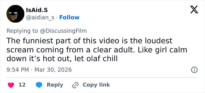 Disney’s Animatronic Olaf Suddenly Collapsed In Front Of Fans, The Internet Reacted In Hilarious Ways Disney’s Animatronic Olaf Suddenly Collapsed In Front Of Fans, The Internet Reacted In Hilarious Ways