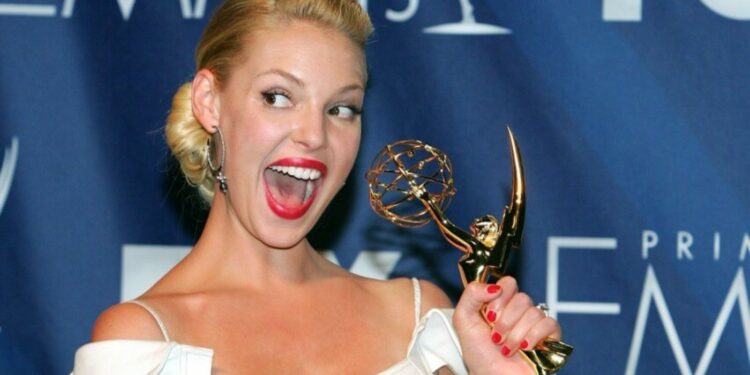 Katherine Heigl holding an emmy award