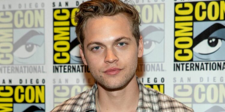 Alexander Calvert at comic con