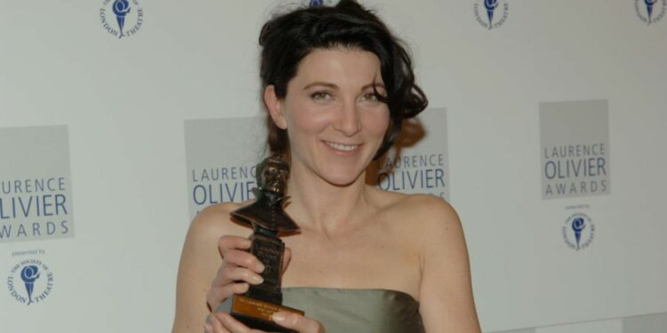 Eve Best holding a trophy at the 2006 Laurence Olivier Awards. 