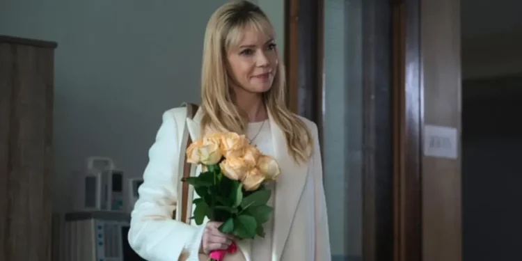 Riki Lindhome holding flowers