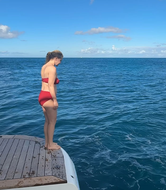 “April Fools, Right?”: Fans Tore Apart Amy Schumer After She Posted Polemical New Selfie