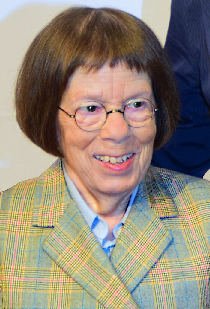 Linda Hunt: Bio And Career Highlights