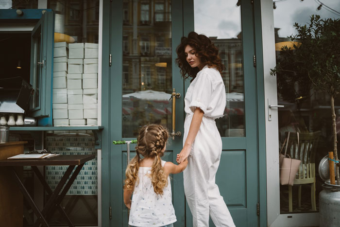 Man Forced To Change Locks And Threaten Sis With Police After She Abandons Her Kids At His House