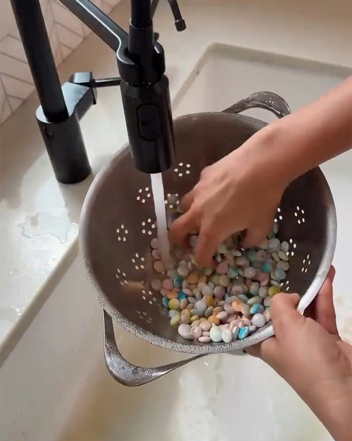 Mom’s Hack For Removing Red 40 From M&Ms Hilariously Roasted After Viewers Spot Daughter’s Reaction
