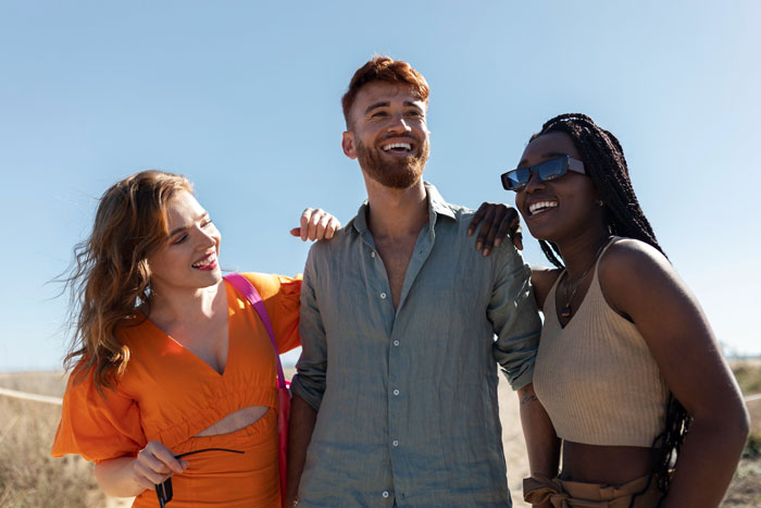 Polyamorous Sis Insists On Open Affection With Both Partners, Upset As Fam Pushes Back For The Kids