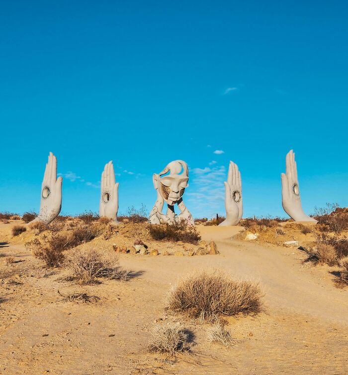 From Abandoned Towns To Weird Statues, Here Are 58 Of The Most Unexpected Things Found In Deserts