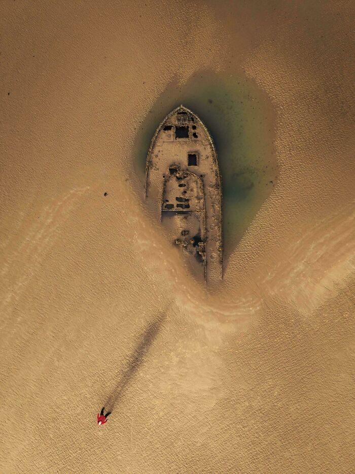 From Abandoned Towns To Weird Statues, Here Are 58 Of The Most Unexpected Things Found In Deserts