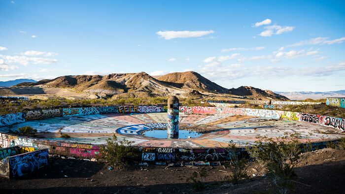 From Abandoned Towns To Weird Statues, Here Are 58 Of The Most Unexpected Things Found In Deserts