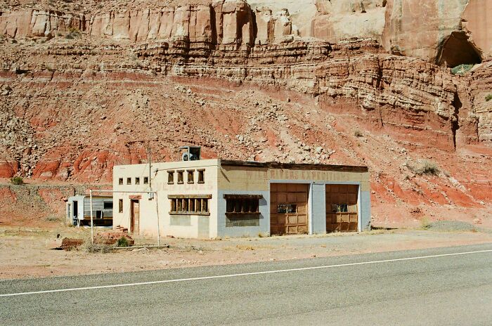 From Abandoned Towns To Weird Statues, Here Are 58 Of The Most Unexpected Things Found In Deserts