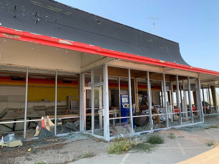 From Abandoned Towns To Weird Statues, Here Are 58 Of The Most Unexpected Things Found In Deserts