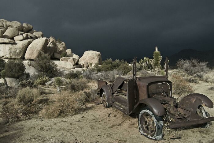 From Abandoned Towns To Weird Statues, Here Are 58 Of The Most Unexpected Things Found In Deserts