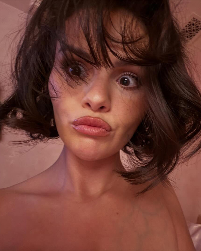 “Something Is Off Here”: People Notice Bizarre Details In Photo Of Selena Gomez And Influencer