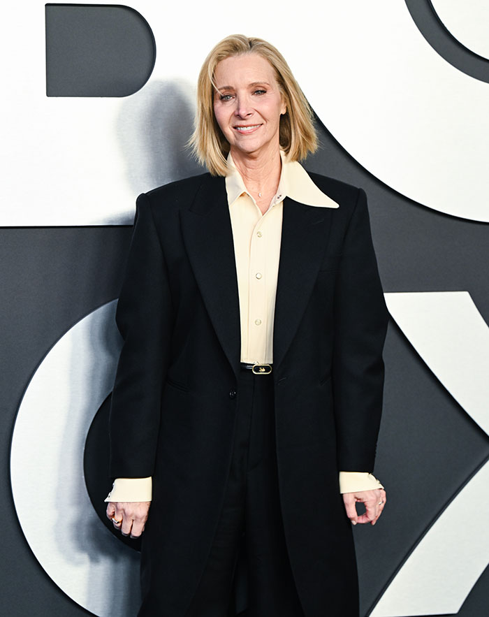 Lisa Kudrow Makes Sad Confession About Her Place In ‘Friends’ Cast