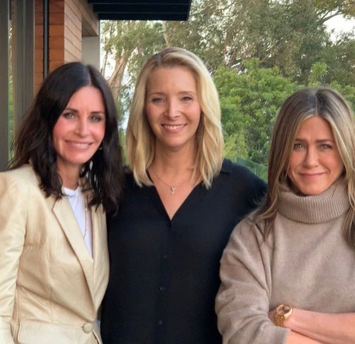 Lisa Kudrow Makes Sad Confession About Her Place In ‘Friends’ Cast