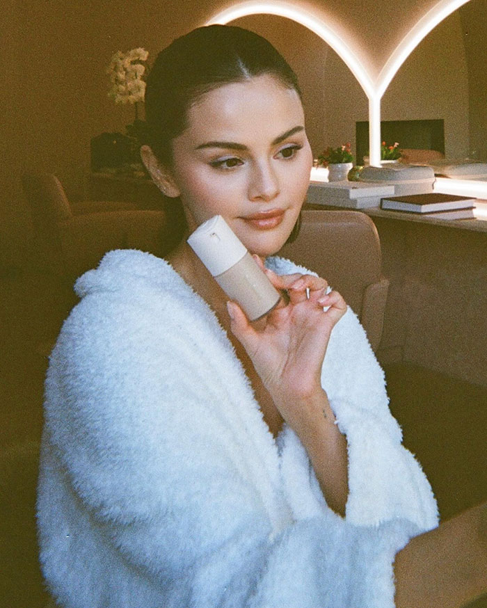 Selena Gomez Caught Leaving Clinic After Denying Plastic Surgery, Triggers Heated Reactions