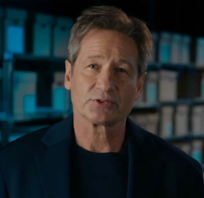 &rsquo;90s TV Star Looks Unrecognizable As He Steps Out In A Skirt And A Blond Wig During Shooting