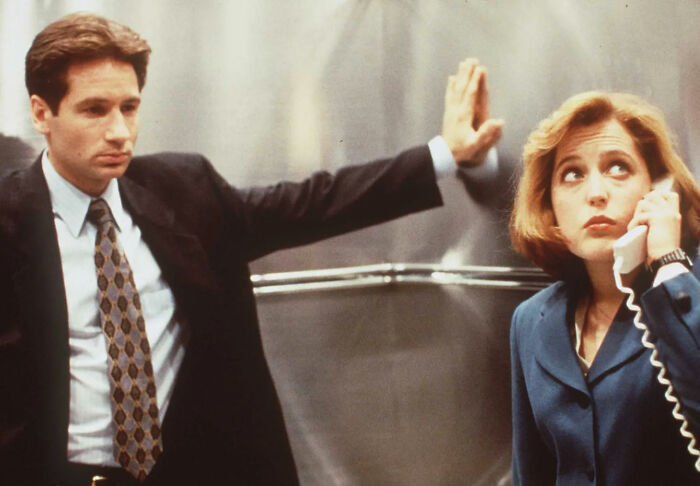 &rsquo;90s TV Star Looks Unrecognizable As He Steps Out In A Skirt And A Blond Wig During Shooting