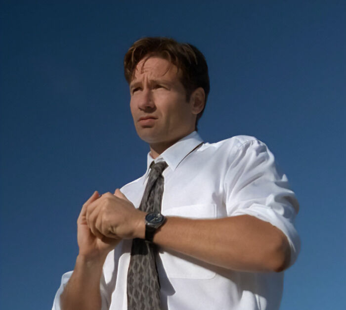 &rsquo;90s TV Star Looks Unrecognizable As He Steps Out In A Skirt And A Blond Wig During Shooting