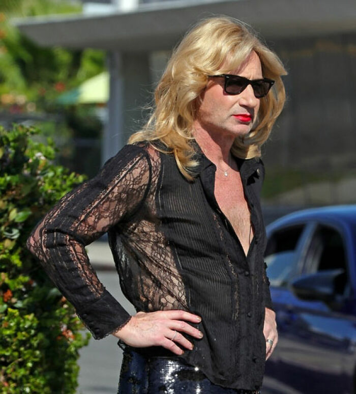 &rsquo;90s TV Star Looks Unrecognizable As He Steps Out In A Skirt And A Blond Wig During Shooting