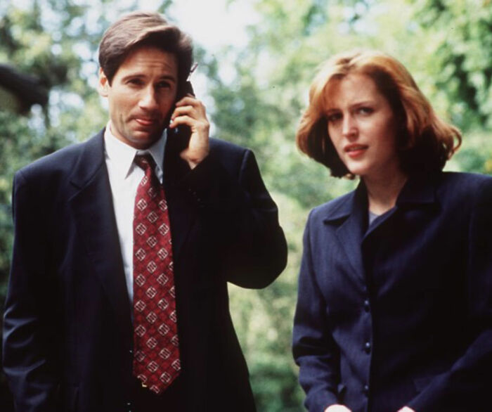 &rsquo;90s TV Star Looks Unrecognizable As He Steps Out In A Skirt And A Blond Wig During Shooting