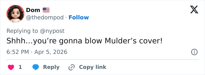 &rsquo;90s TV Star Looks Unrecognizable As He Steps Out In A Skirt And A Blond Wig During Shooting