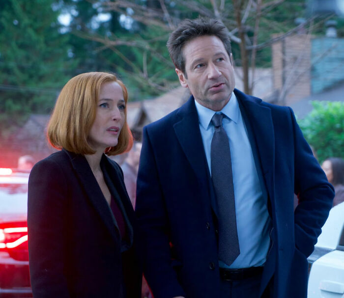 &rsquo;90s TV Star Looks Unrecognizable As He Steps Out In A Skirt And A Blond Wig During Shooting