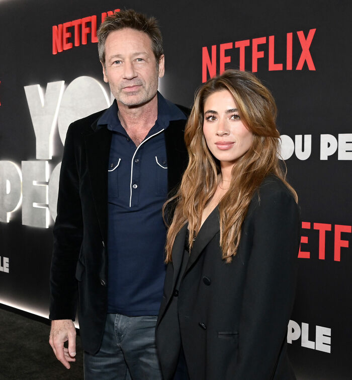 &rsquo;90s TV Star Looks Unrecognizable As He Steps Out In A Skirt And A Blond Wig During Shooting