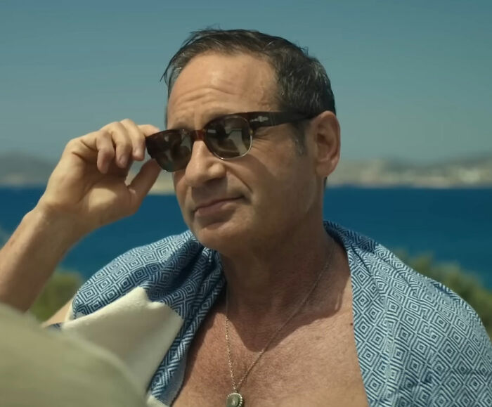 &rsquo;90s TV Star Looks Unrecognizable As He Steps Out In A Skirt And A Blond Wig During Shooting