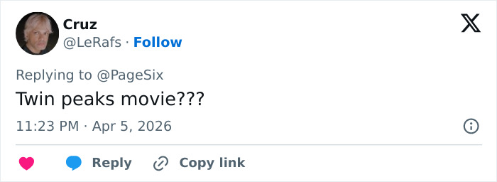 &rsquo;90s TV Star Looks Unrecognizable As He Steps Out In A Skirt And A Blond Wig During Shooting