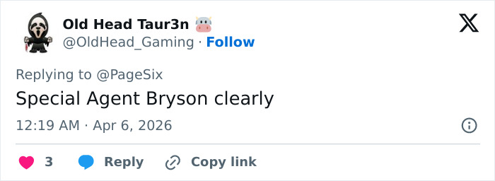 &rsquo;90s TV Star Looks Unrecognizable As He Steps Out In A Skirt And A Blond Wig During Shooting