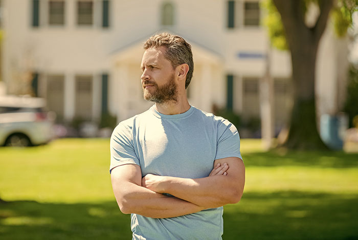 Lazy Man Throws Dog’s Chew Bones Onto Neighbor’s Lawn, Gets A Yard Full Of Them After Petty Revenge Lazy Man Throws Dog’s Chew Bones Onto Neighbor’s Lawn, Gets A Yard Full Of Them After Petty Revenge