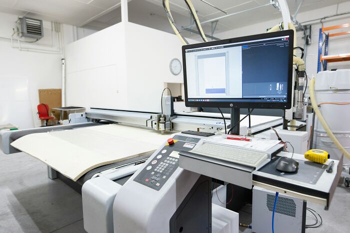 “Hey ChatGPT, Finish This Building”: 34 Jobs That AI Can&rsquo;t Touch, According To People Online