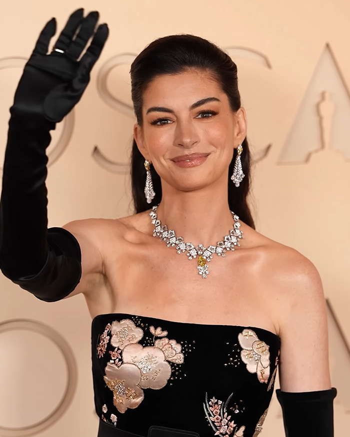 “This Is Actually Genius”: How To Fake A Facelift Like Anne Hathaway Did At The Oscars