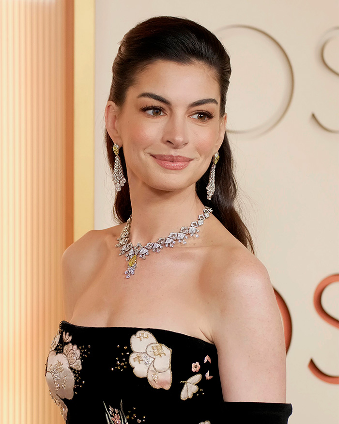 “This Is Actually Genius”: How To Fake A Facelift Like Anne Hathaway Did At The Oscars