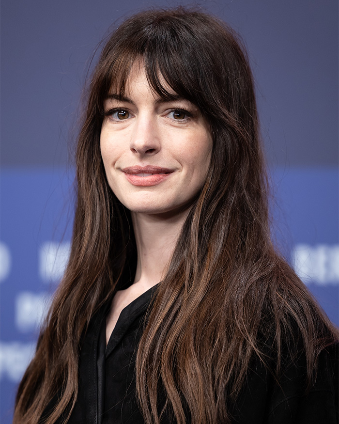 “This Is Actually Genius”: How To Fake A Facelift Like Anne Hathaway Did At The Oscars