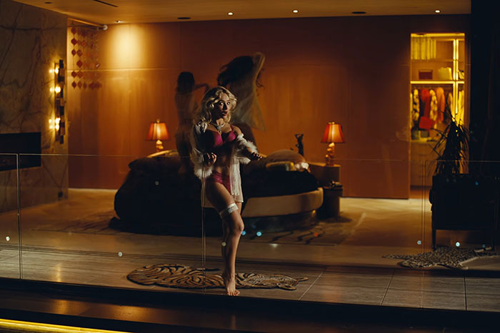 “TEMU Sydney Sweeney”: Fans Brutally Roast Sabrina Carpenter’s New Raunchy Music Video