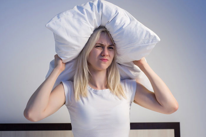 BF&rsquo;s Parents Refuse To Let 25YO Couple Share A Room, Livid When Woman Books Hotel Instead