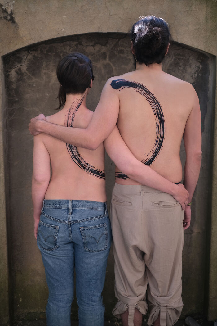 Not Typical Matching Ink: 15 Couple Tattoos That Interact Across Bodies Made By This Artist
