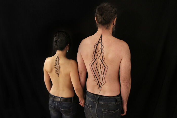 Not Typical Matching Ink: 15 Couple Tattoos That Interact Across Bodies Made By This Artist